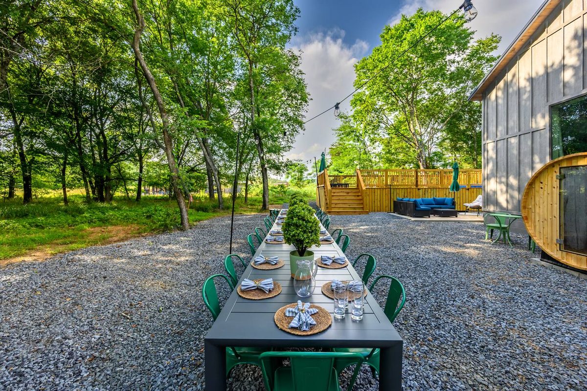 Outdoor dining at Blissful Pines